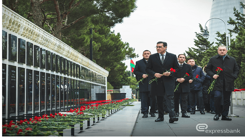 "Expressbank" rəhbərliyi Şəhidlər xiyabanını ziyarət edib