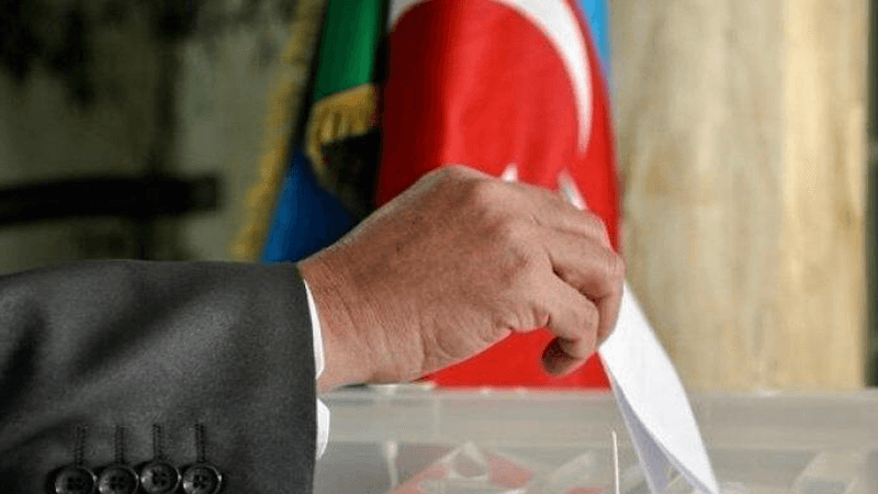 Dövlət rəsmiləri bələdiyyə seçkisində səs verirlər (FOTO)
