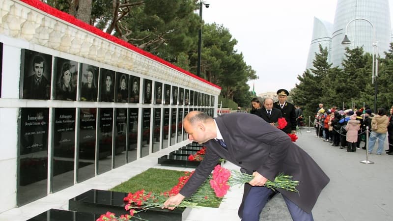 Dövlət Dəniz və Liman Agentliyinin kollektivi Şəhidlər Xiyabanını ziyarət etdi (FOTO)