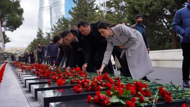 Azərbaycan Könüllüləri Şəhidlər Xiyabanını ziyarət etdi (FOTO)