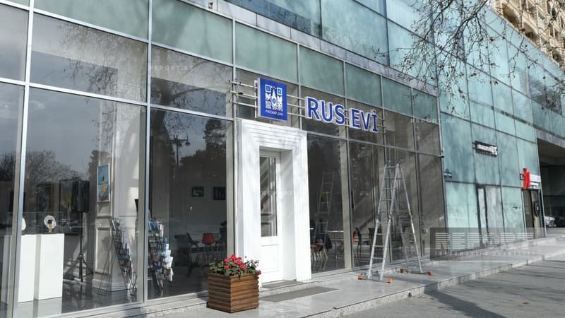 Bakıda "Rus evi"nin yerləşdiyi binadakı lövhə və yazılar sökülür (FOTO/VİDEO)