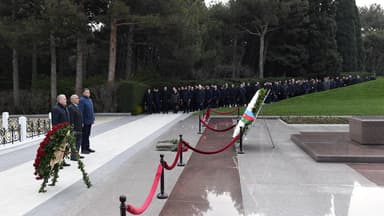 "Azərişıq" əməkdaşları və rəhbər heyyəti Fəxri və Şəhidlər xiyabanlarını ziyarət etdi (FOTO)