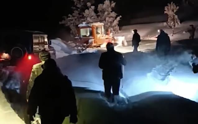 Bütün kənd onun üçün qarı təmizləyib yol açdı (VİDEO)