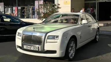 Bakıda hərraca çıxarılan lüks “Rolls Royce”un sahibi kimdir? (FOTOLAR)