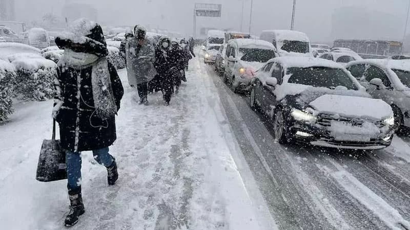 İstanbulda qar üzündən tədris dayandırıldı (VİDEO)