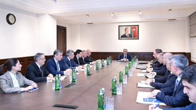 Samir Nuriyev məmurlarla iclas keçirdi, yeni komissiya üzvlərini təqdim etdi