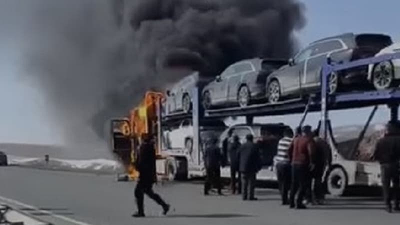 Bakıya gətirilən bahalı avtomobillər yandı (VİDEO)