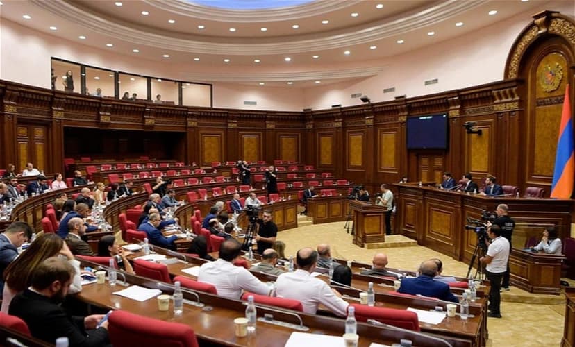 Ermənistanda toxunulmazlıqları ləğv edilən iki deputata qarşı ittihamlar irəli sürüldü