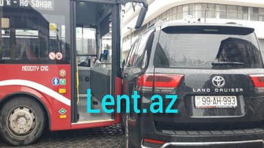 Bakıda avtobus "Land Cruiser"lə toqquşdu (FOTO)
