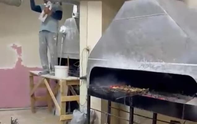 Təmir gedə-gedə kabab bişirdilər - Sahibi cəzalandırıldı (FOTO)