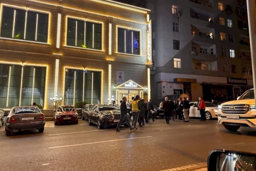 Bakıda şadlıq evinin qarşısında dava: Polis müdaxilə etdi