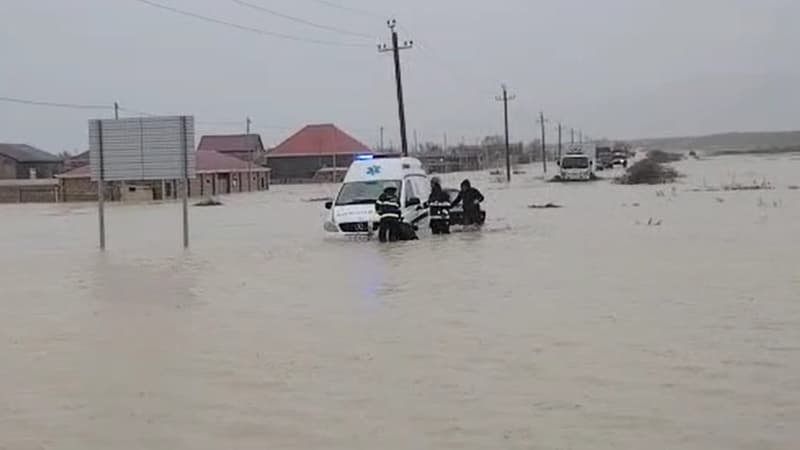 Təcili yardım maşını da suda batdı (FOTO/VİDEO)