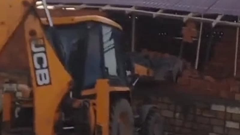 İcra hakimiyyəti vətəndaşın evini sökdürdü (VİDEO)