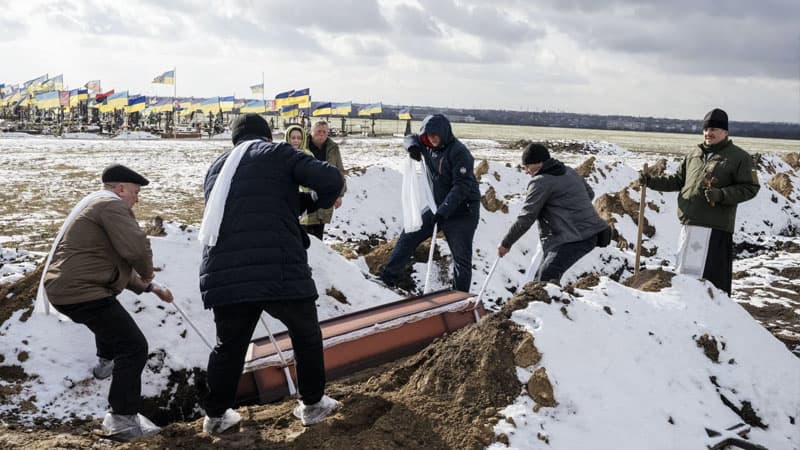 Ukrayna məmurları hərbçilərin dəfnindən necə qazanc götürür? - WSJ