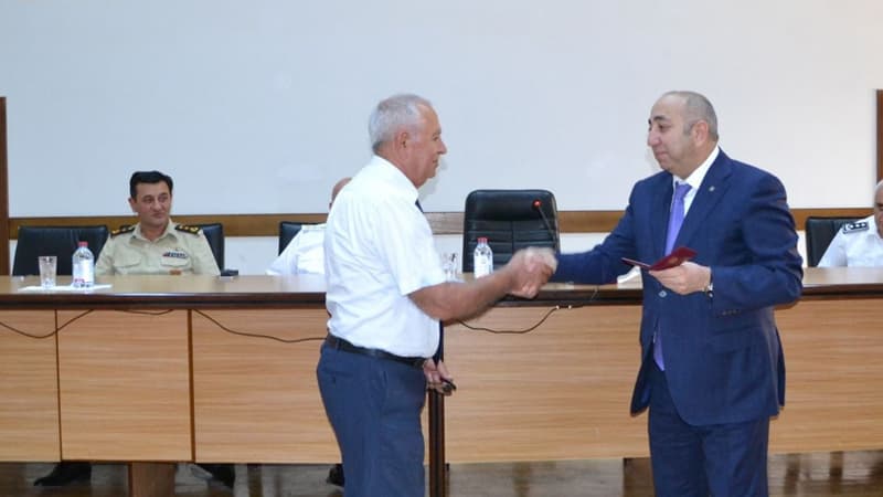 77 yaşlı sabiq rəis elektron qolbaqda gəzəcək