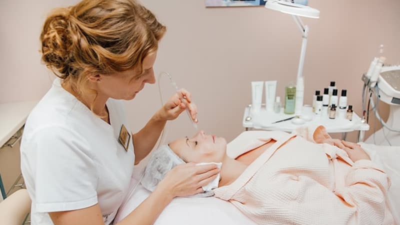 Kosmetoloq müştərisinin qızıllarını ələ keçirib lombarda qoydu - Görünməmiş dələduzluq