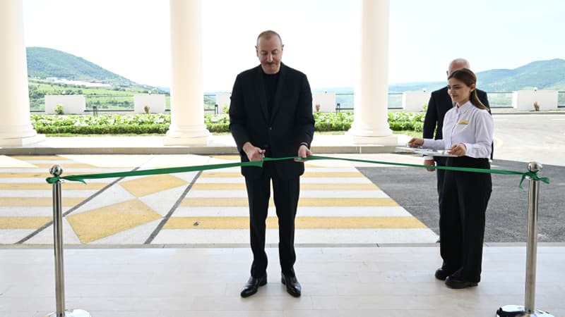Prezident Laçında açılışlar etdi, sakinlərlə görüşdü (YENİLƏNİB)