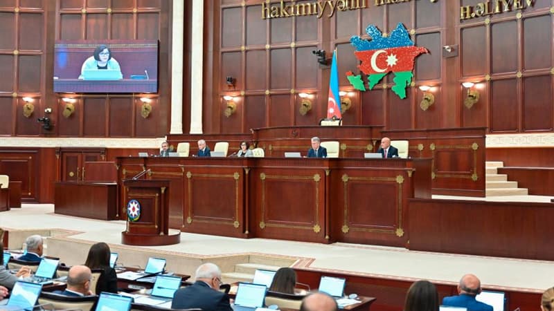 Milli Məclisin iclası başladı: 12 məsələyə baxılacaq