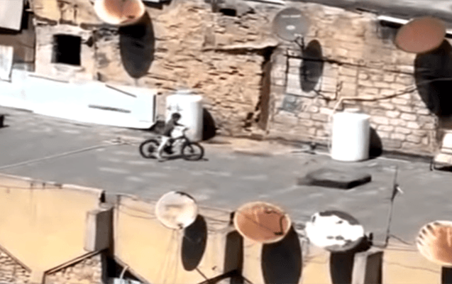 Bakıda uşaqlar binanın damında velosiped sürür ( VİDEO)