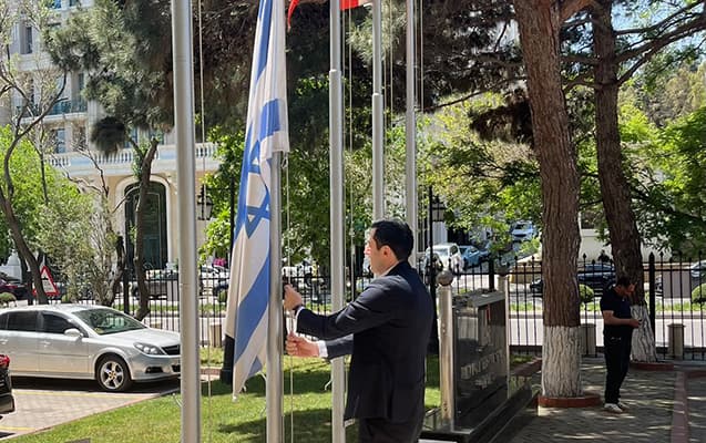 İsrailin Bakıdakı səfirliyində bayraq yarıya endirildi (FOTO)
