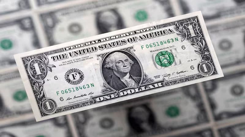 Dollar Yaxın Şərqdəki gərginlik fonunda yenidən bahalaşır - "Reuters"