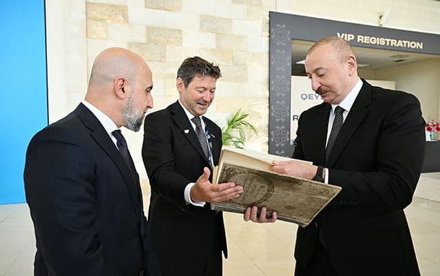 Prezidentə o kitab hədiyyə edildi (FOTO)