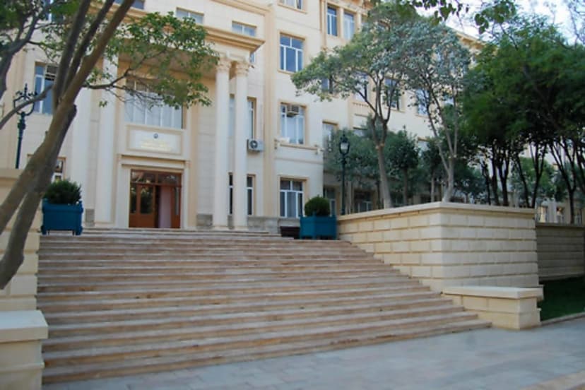 Bakıda kollec direktoru vəzifəsindən getdi (FOTO)
