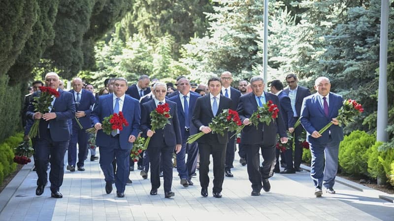 AZAL kollektivi Fəxri xiyabanı ziyarət etdi (FOTOLAR)