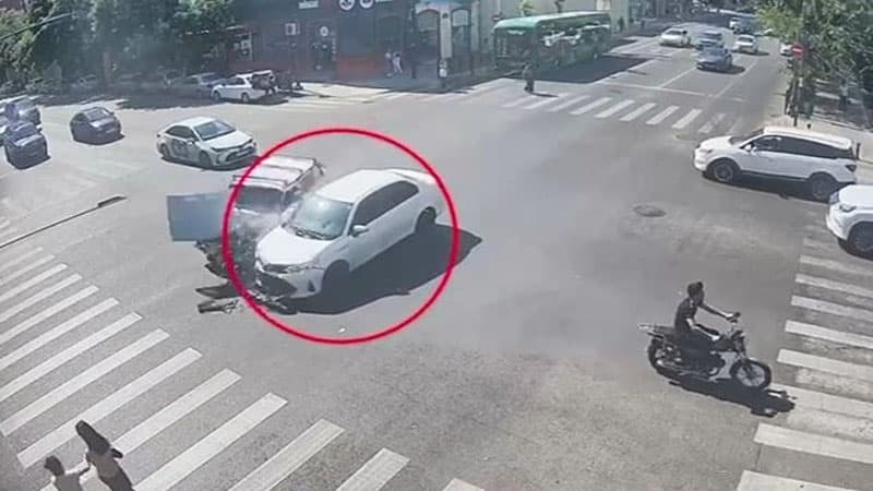 Dəhşətli qəzadan ana ilə övladı son anda qurtuldu (VİDEO)