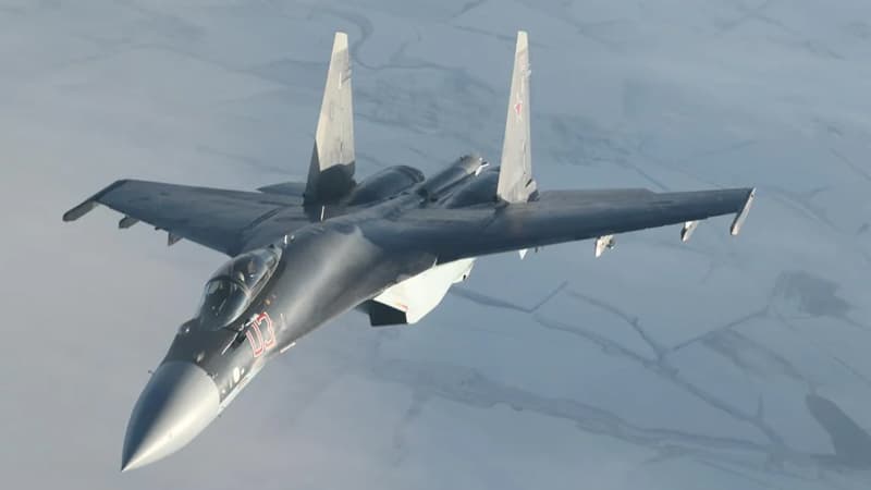 Ukrayna Kursk istiqamətində Rusiya Su-35 qırıcı təyyarəsini vurdu (VİDEO)