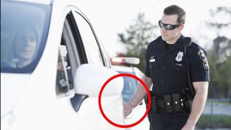 ABŞ-da polis niyə maşının arxa farasına toxunur? - Bu hərəkət həyatı xilas edə bilər
