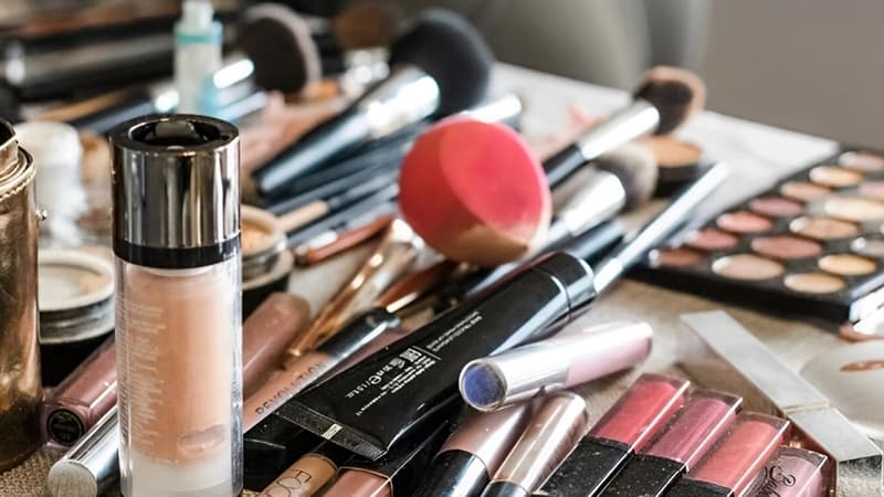 Kosmetik vasitələrin dəhşətli fəsadları üzə çıxdı: Mütəxəssisdən xəbərdarlıq