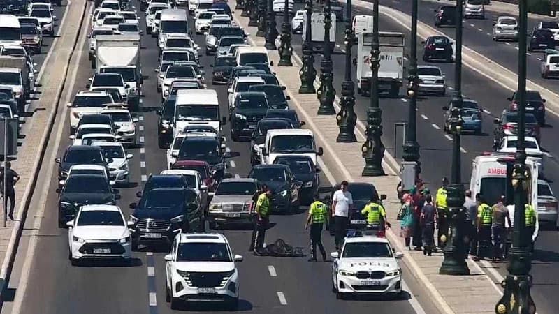 Bakıda dəhşətli qəzanın anbaan videosu: Özünü avtomobilin önünə atdı