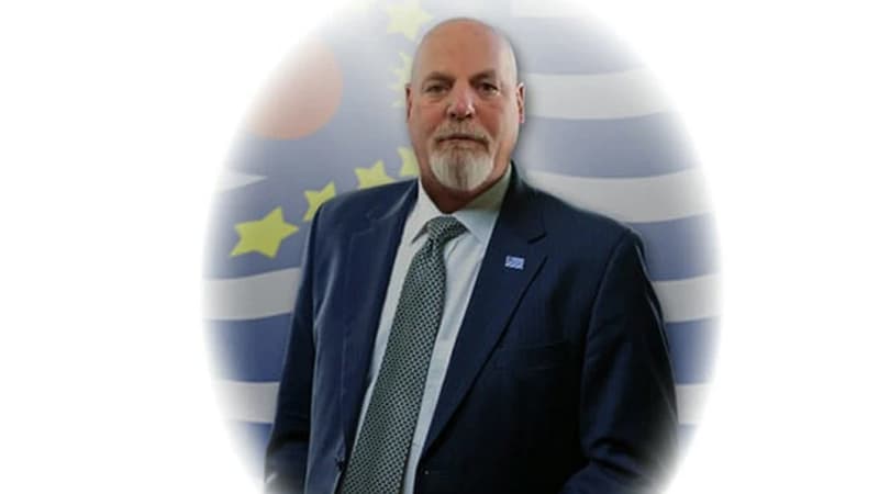 Ayda və planetlərdə torpaq satan adam: Dennis Houpun təəccüblü hekayəsi