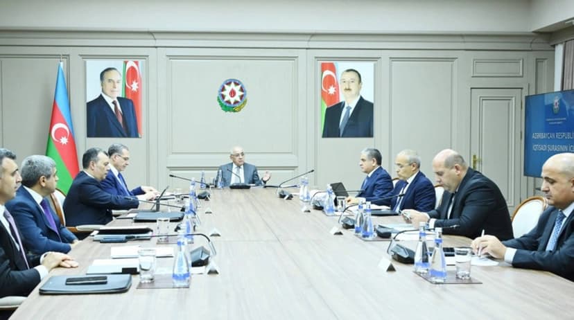 Əli Əsədov nazirlərin məruzəsini dinlədi