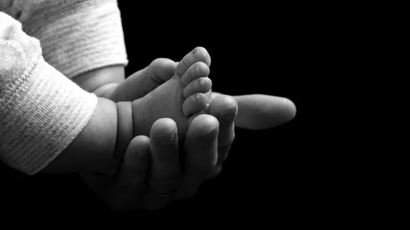 Doğulduqdan bir gün sonra tərk edildiyi deyilmişdi - 37 il sonra keçmişinin izində...