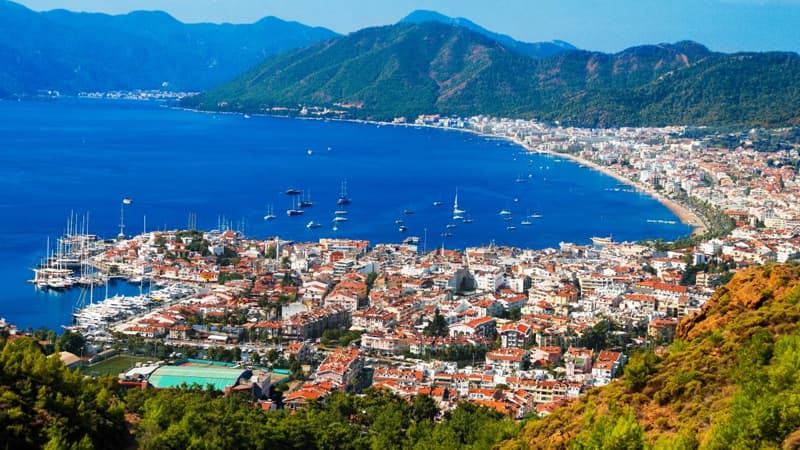 Türkiyə yanğınlar, zəlzələlər və inflyasiya səbəbindən turistləri itirir - "Economist"