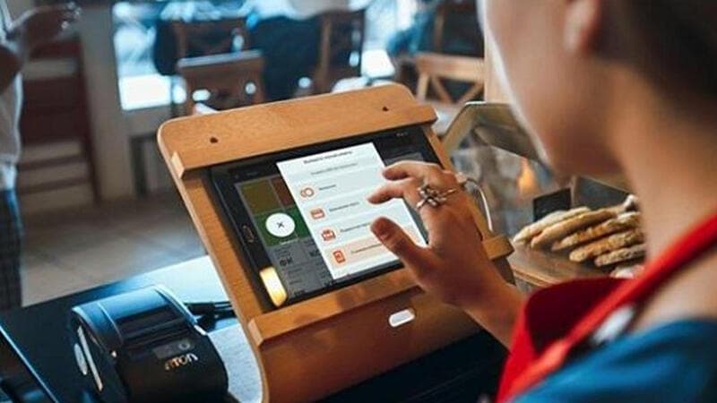Marketdə kassa növbəsi zamanı dava düşdü: Qadını vurdu...