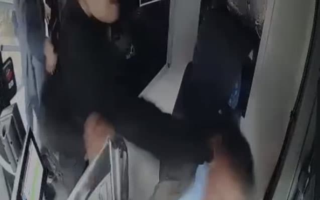 Bakıda sərnişin avtobus sürücüsünü döydü (VİDEO)