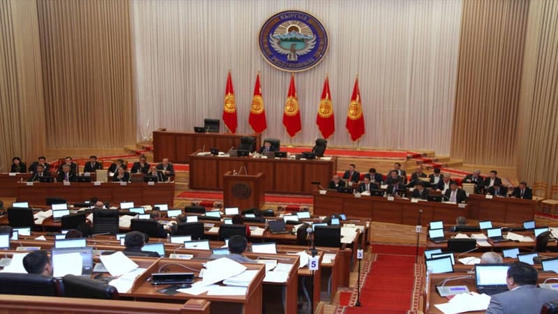 Qırğızıstan parlamenti özünü buraxdı