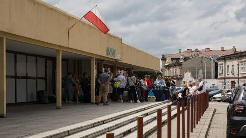 Ukraynalı kişilərin yeni qaçqın axını Avropada narazılıq yaradıb - "Politico"