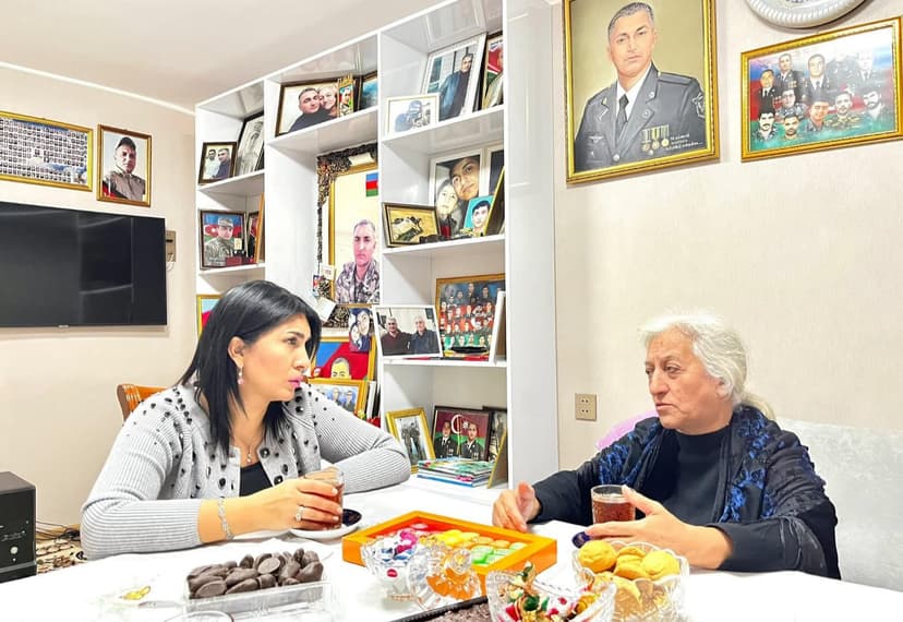 Elnarə Akimova şəhid Elmar Nəsibovun anasını ziyarət etdi (FOTO)
