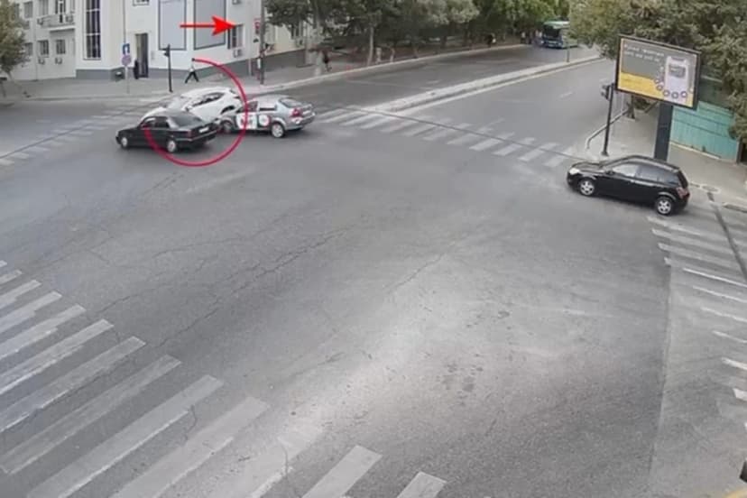 Bakıda "qırmızı"da keçən avtomobil qəzaya səbəb oldu - Anbaan görüntülər