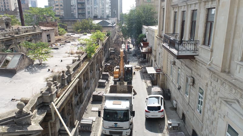 İslam Səfərli küçəsində içməli su və kanalizasiya xətləri yenilənir (FOTO/VİDEO)