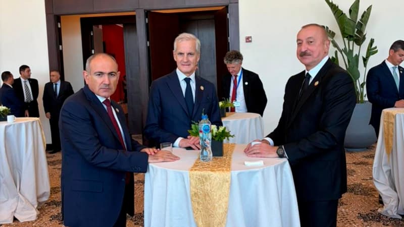 İlham Əliyev Misirdə Nikol Paşinyanla ayaqüstü görüş keçirdi