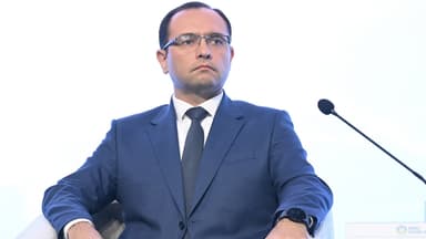 Nazir direktoru işdən çıxardı (FOTO)