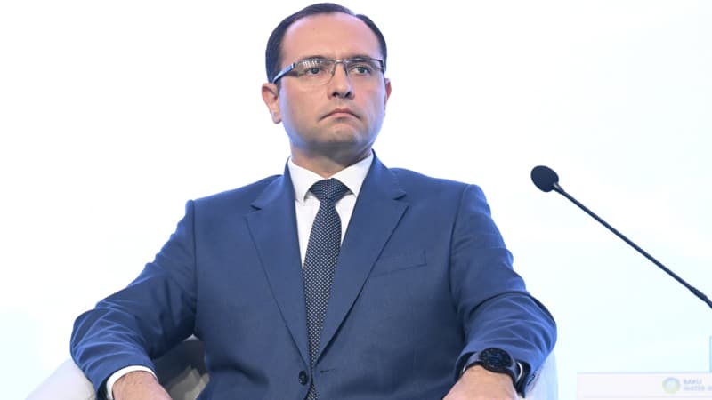 Nazir direktoru işdən çıxardı (FOTO)