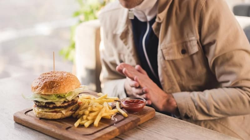 Yüksək təzyiq zamanı qidalanmada uzaq durulmalı olan 10 zərərli məhsul və içki