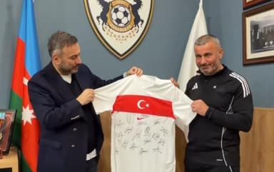 Ertem Şener Qurban Qurbanova Türkiyə millisinin imzalı formasını hədiyyə etdi (VİDEO)