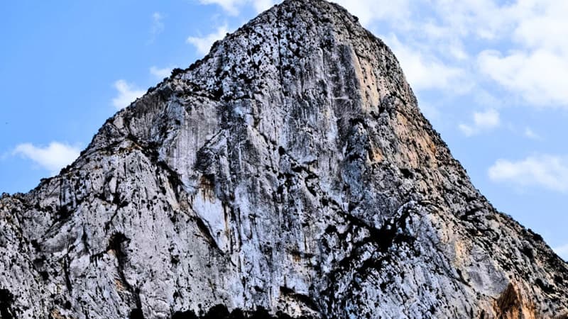 Geoloqlar qayada naməlum varlığın mövcudluğuna işarə edən sirli tunellər tapdı